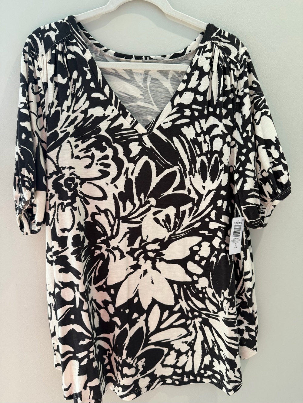 torrid Black & White Floral V-Neck Short Sleeve Top